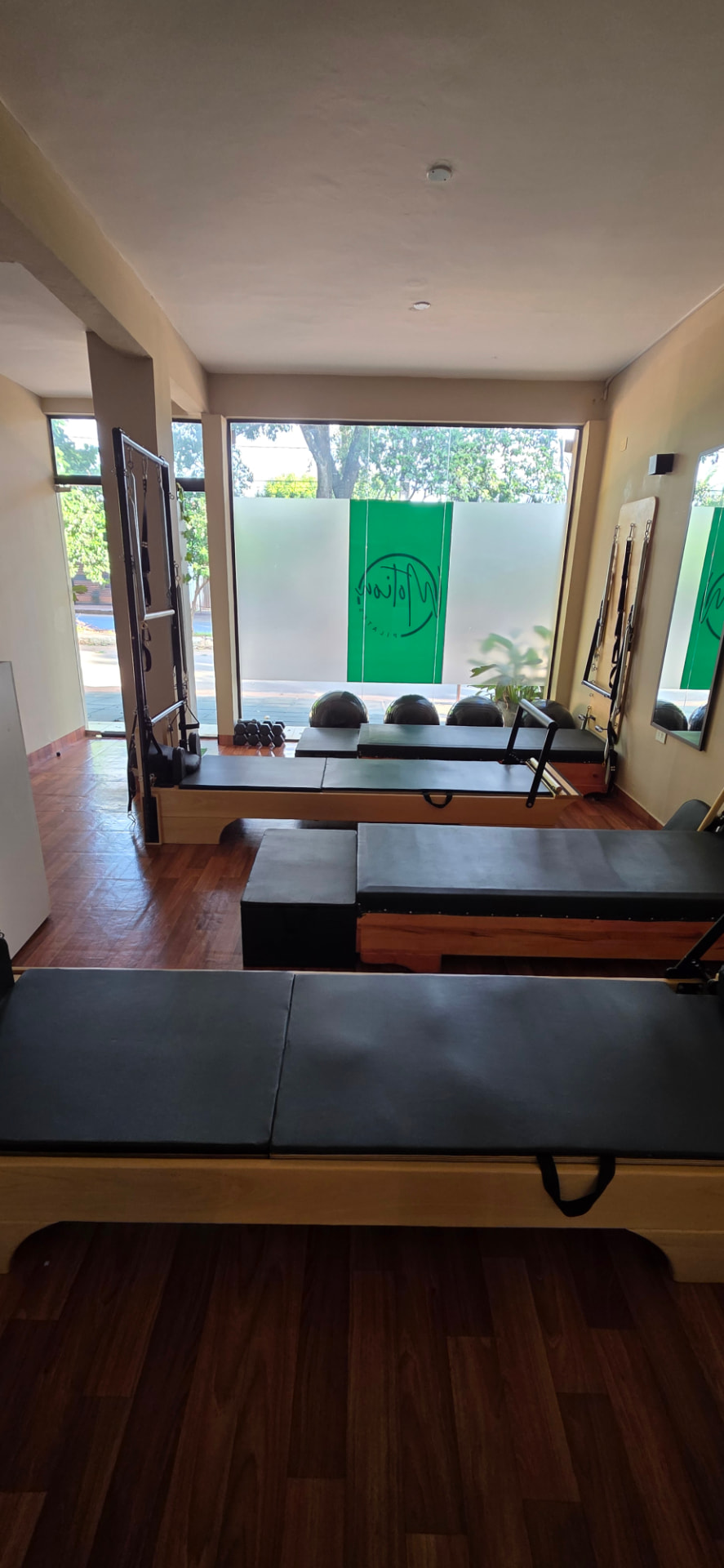 Sala de equipos del studio Motion en Luque con luz natural