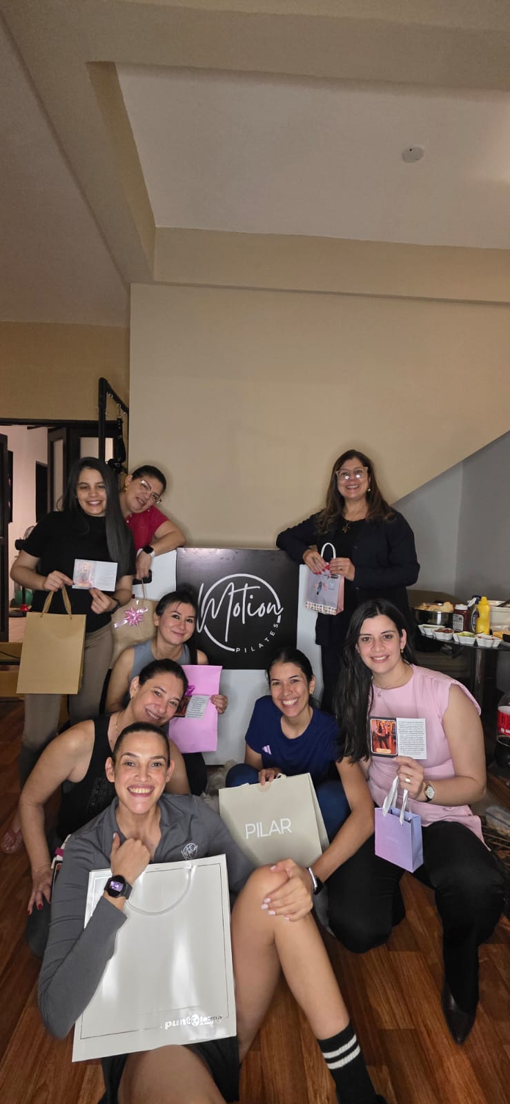 Alumnas entrenando juntas en una clase de Motion Pilates Studio