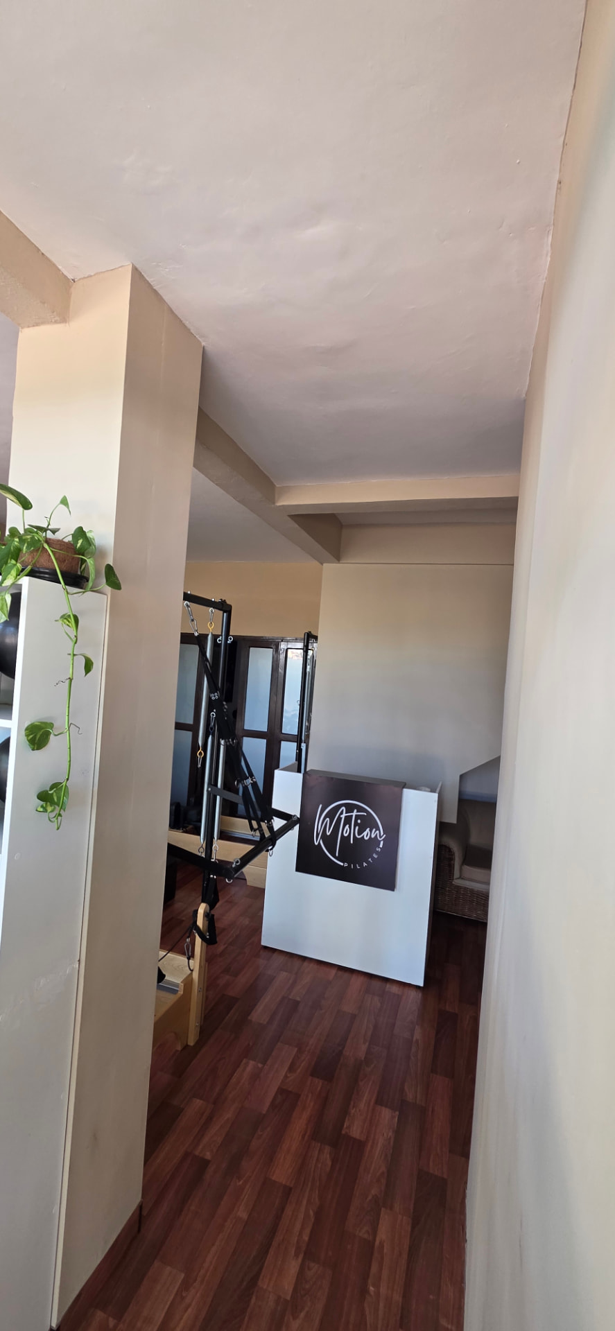 Recepción y sala de equipos del studio Motion en Luque